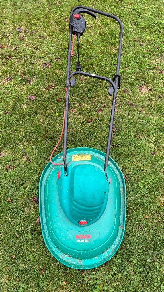 Grasmaaier Bosch Alm 34, Tuin en Terras, Grasmaaiers, Gebruikt, Elektrische grasmaaier, 30 t/m 39 cm, Cirkelmaaier, Opvangbak