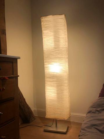 Vloerlamp met papieren lampkap