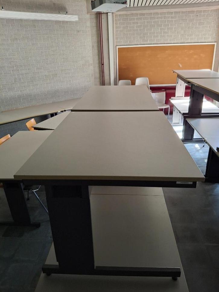 Lot van 24 zeer degelijke bureautafels, Huis en Inrichting, Bureaus, Zo goed als nieuw, Bureau, In hoogte verstelbaar, Ophalen