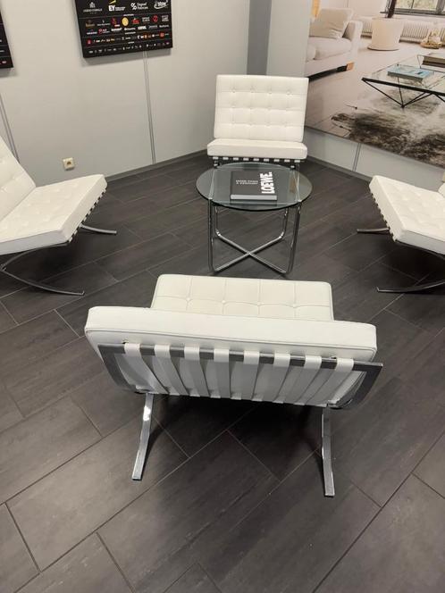 Replica Barcelona stoel wit leer 4 stuks + tafel, Huis en Inrichting, Overige Huis en Inrichting, Zo goed als nieuw, Ophalen