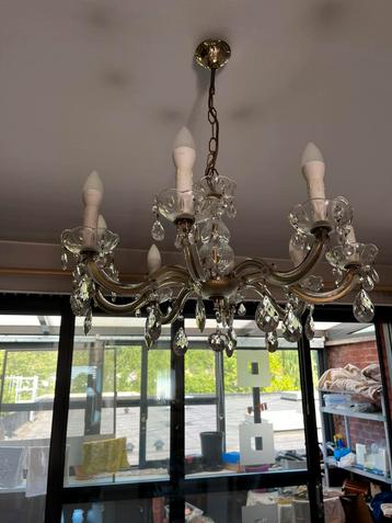 Wandklok en luster beschikbaar voor biedingen
