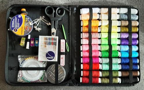 Te koop: Handige naaiset in een compacte etui. Voor op reis, Hobby en Vrije tijd, Naaien en Fournituren, Zo goed als nieuw, Garen of Naald(en)