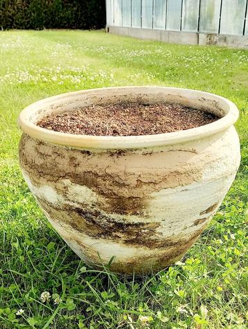 Grand pot de fleurs en pierre ancien pour une utilisation en