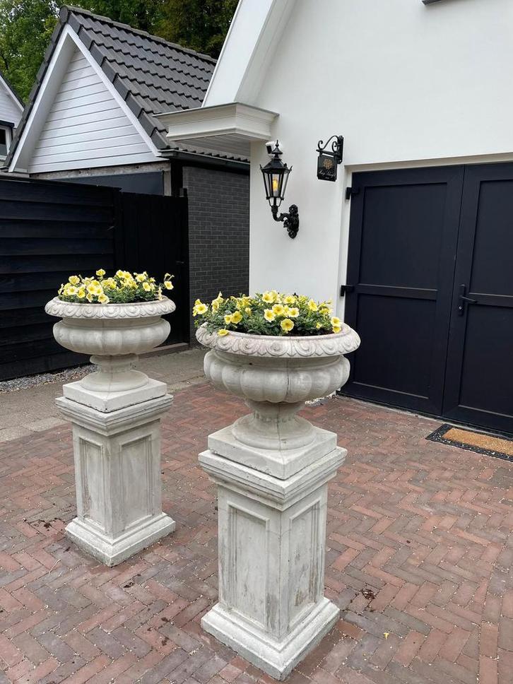 Betonnen sokkels en bloempotten in diverse maten, Tuin en Terras, Bloempotten, Nieuw, Beton, Binnen, Balkon, Tuin, 40 tot 70 cm