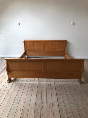 Houten bedframe 200x220 cm beschikbaar voor biedingen