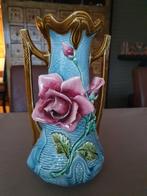 Vase Art nouveau vers 1900 - rose en relief - 27 cm, Enlèvement ou Envoi