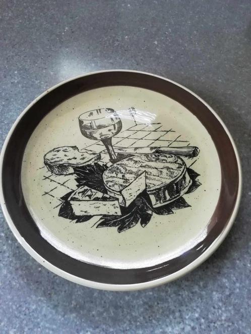 Assiettes à fromage (18) Gien peinte à la main., Huis en Inrichting, Keuken | Servies, Gebruikt, Bord(en), Overige stijlen, Overige materialen