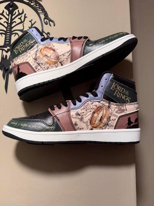 Unieke Lord of the Rings sneakers – Custom design geen merk, Verzamelen, Lord of the Rings, Zo goed als nieuw, Overige typen, Ophalen of Verzenden
