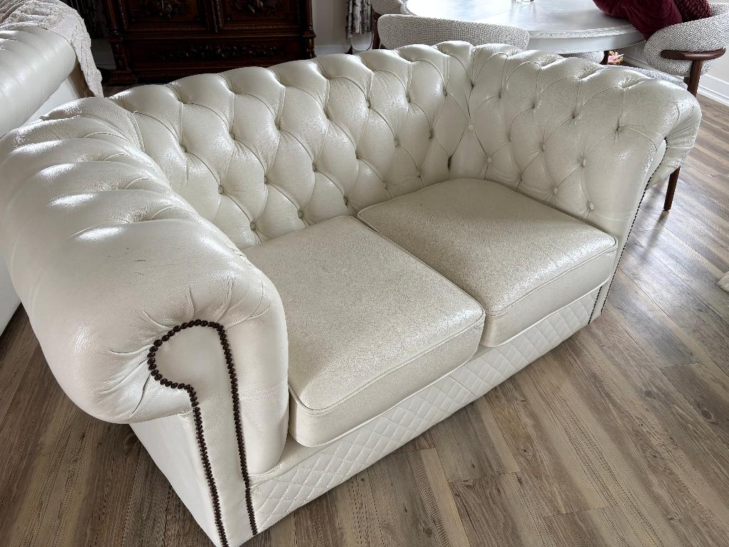 Chesterfield wit, Huis en Inrichting, Zetels | Zetels, Zo goed als nieuw, Rechte bank, Leer, Ophalen