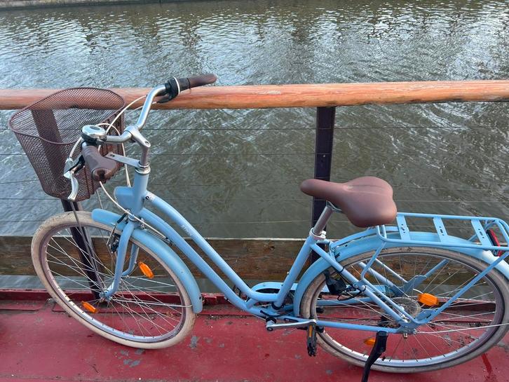 Stadsfiets Elops 520 – lichtblauw – met mand, Fietsen en Brommers, Fietsen | Dames | Damesfietsen, Gebruikt, Overige merken, (Extra) lage instap