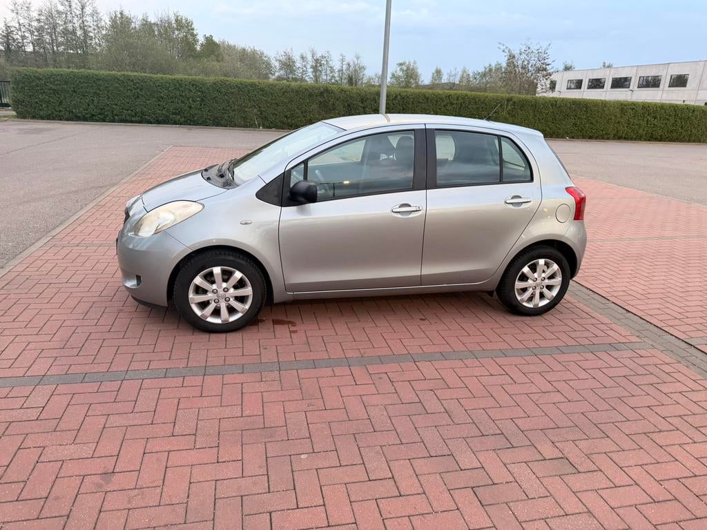 Toyota Yaris 1.3Vvti Essence, Achat, 1296 cm³, Boîte manuelle, Particulier