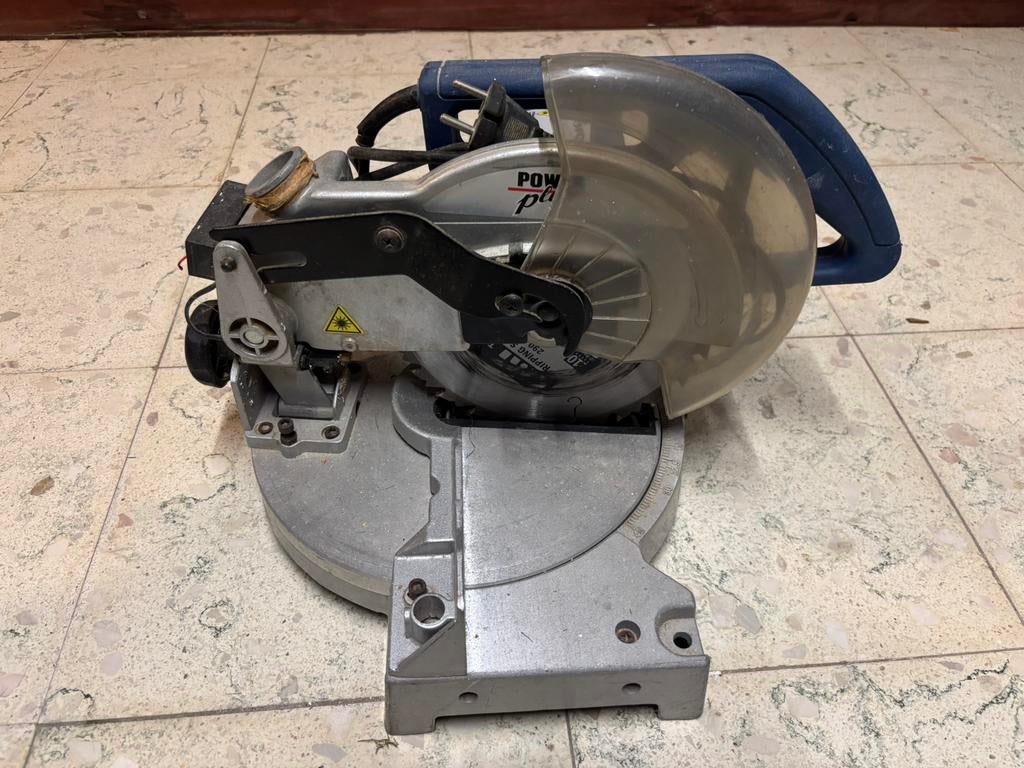 Scie à onglet Powerplus, Enlèvement, Utilisé