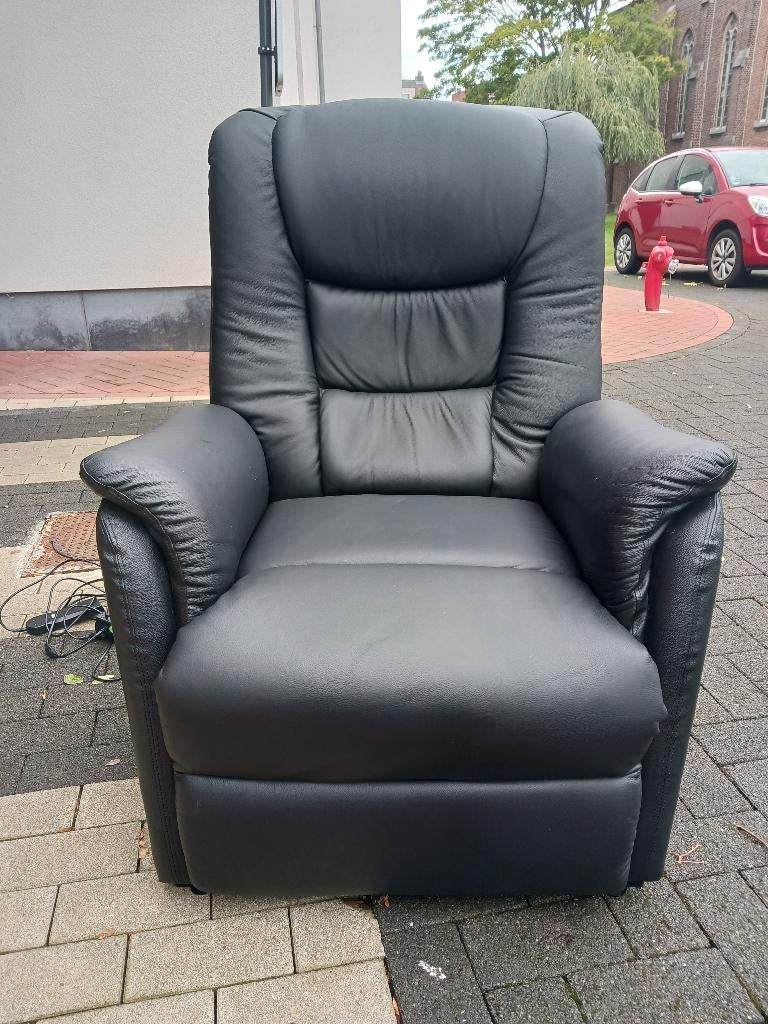 Leren relaxzetel met sta-op hulp in zeer goede staat, Huis en Inrichting, Fauteuils, Ophalen