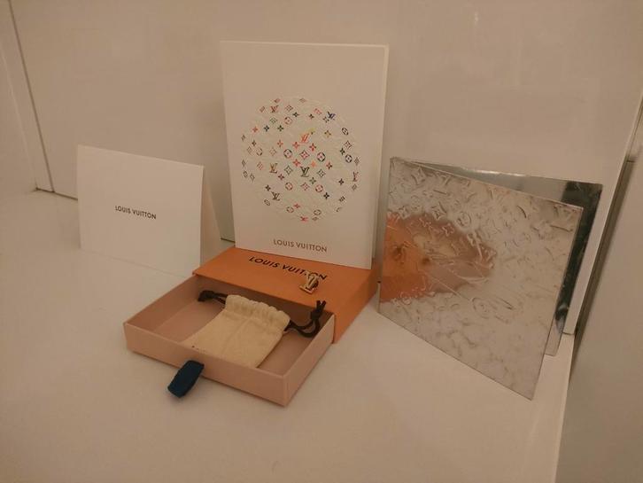 UNIEK: Louis Vuitton Staff Only Collectible Set (2002) - Pin, Verzamelen, Complete verzamelingen en Collecties, Ophalen of Verzenden