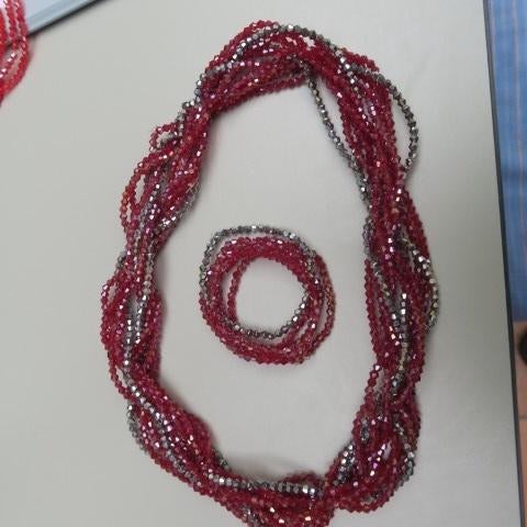 Halsjuweel rode-zilver steentjes gevlochten (6x) + armband, Bijoux, Sacs & Beauté, Colliers, Enlèvement ou Envoi, Neuf, Rouge