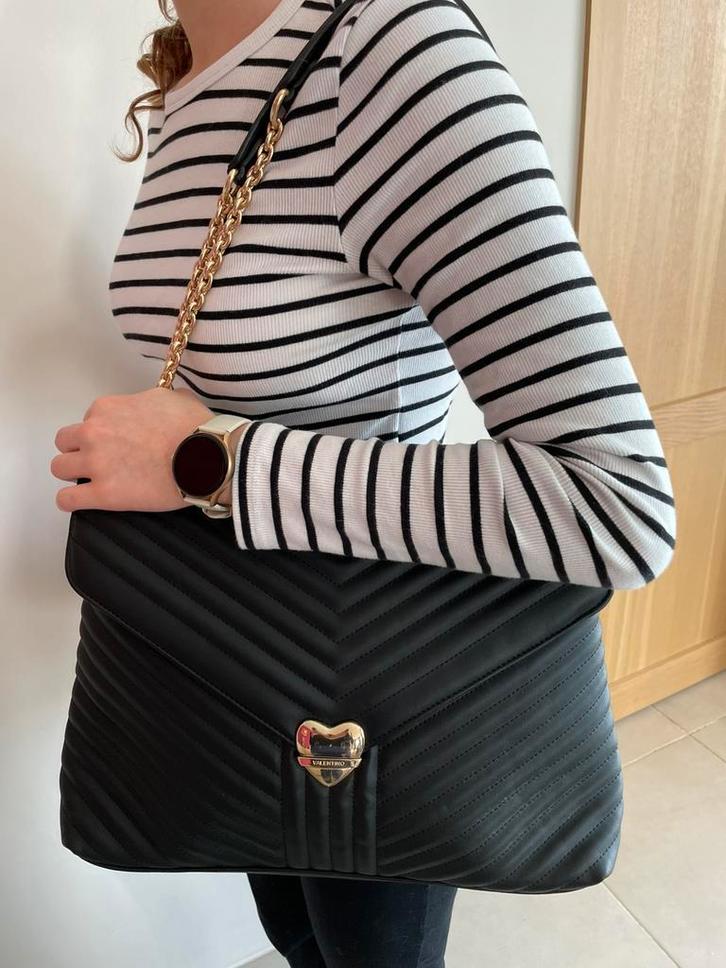 Mario Valentino handtas met gouden ketting, Handtassen en Accessoires, Tassen | Damestassen, Zo goed als nieuw, Handtas, Zwart