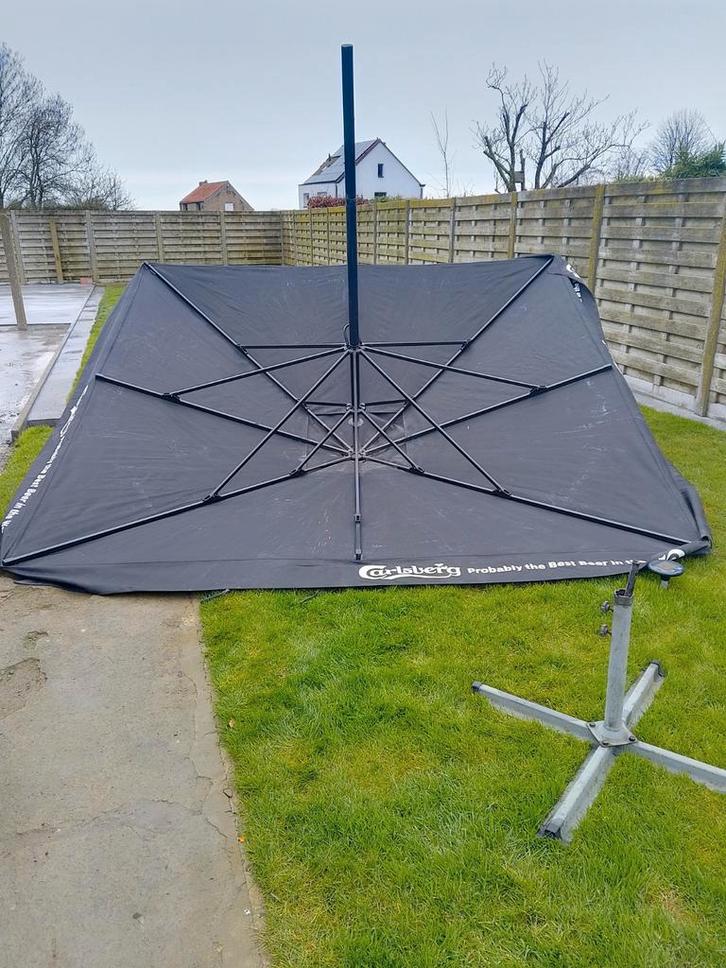 De grands parapluies venez assister au vide-grenier le 14/03, Jardin & Terrasse, Parasols, Comme neuf, Autres types, 3 à 4 mètres