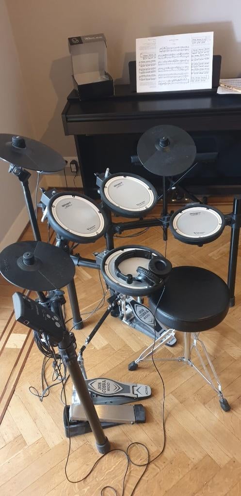 Roland TD-1 V-Drumset complet + Iron Cobra 200 double pedal, Ophalen, Zo goed als nieuw, Roland