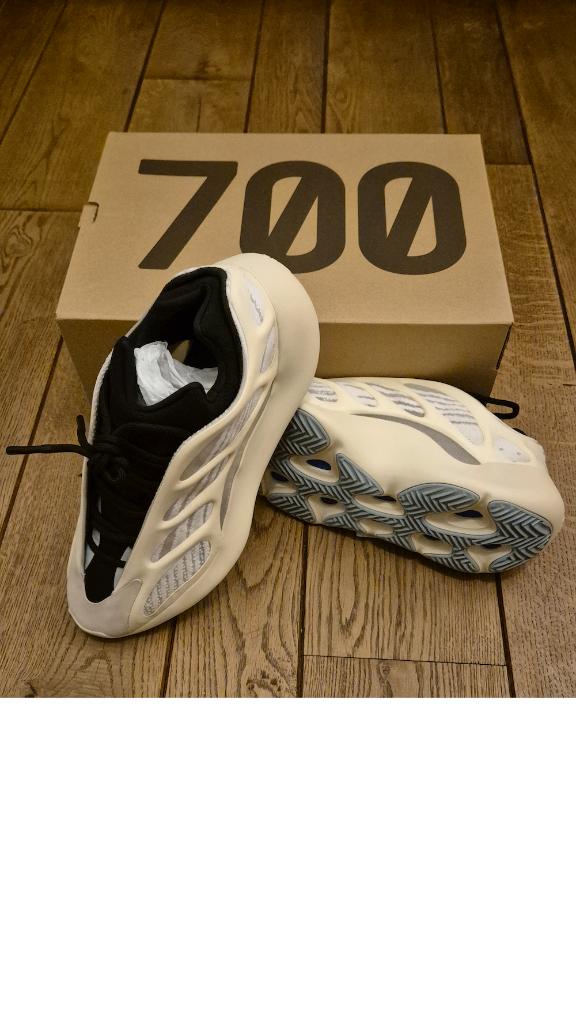 YEEZY 700 V3 AZAEL, Kleding | Heren, Overige kleuren, Nieuw, Ophalen of Verzenden, Sneakers