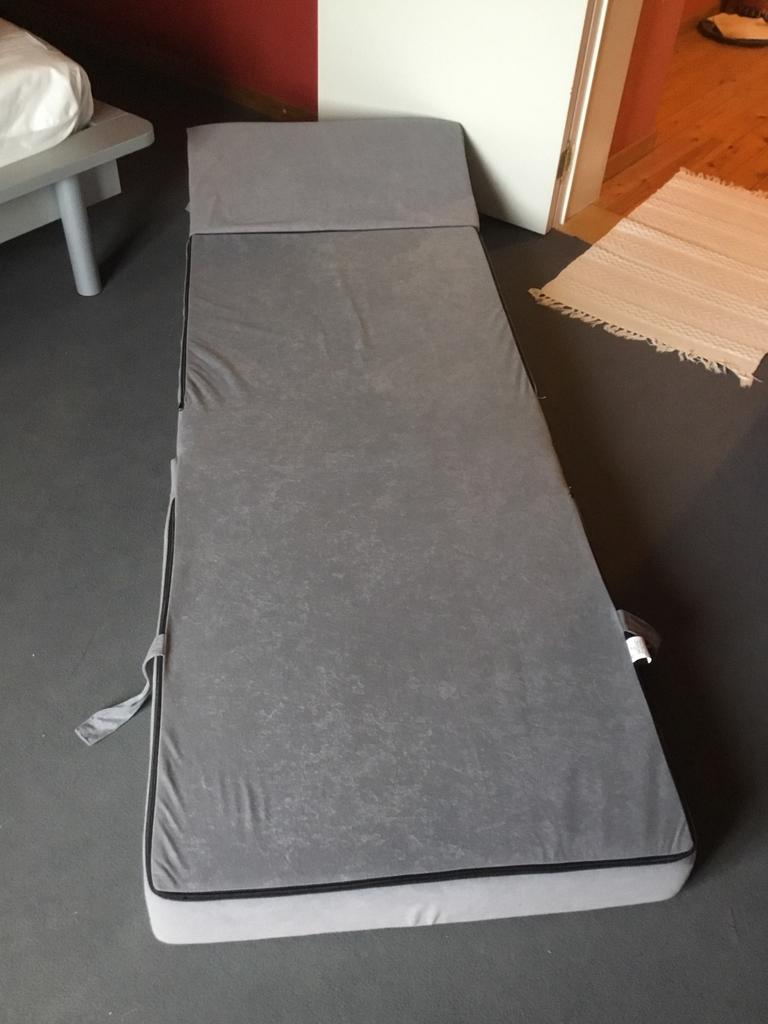 Vouwzetel logeerbed, Ophalen, Zo goed als nieuw