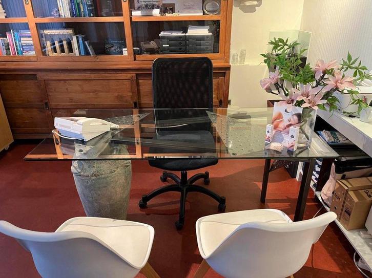 Eclectisch, industrieel bureau met glazen blad en kruik-poot, Huis en Inrichting, Bureaus, Gebruikt, Overige typen, Overige merken