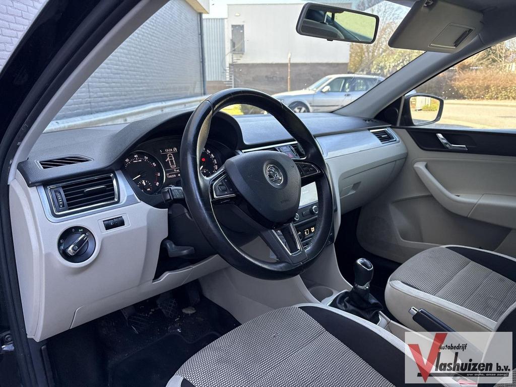 Skoda Rapid Spaceback 1.2 TSI Greentech Elegance Businesslin, Auto's, Beige, Navigatiesysteem, Zwart, Bedrijf