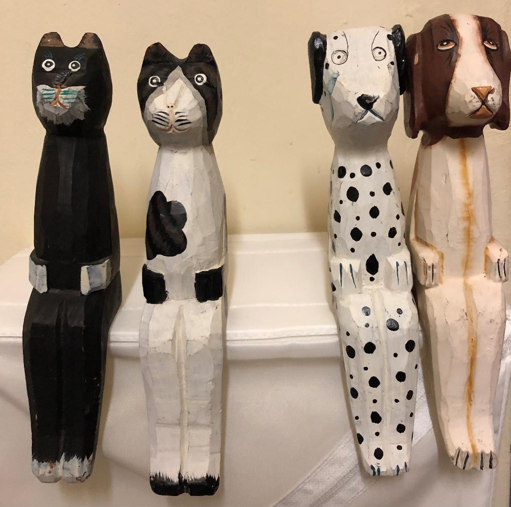 4 houten beeldjes honden en katten, Ophalen of Verzenden