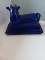 Deze kobaltblauwe glazen botervloot in de vorm van een koe, Antiek en Kunst, Ophalen