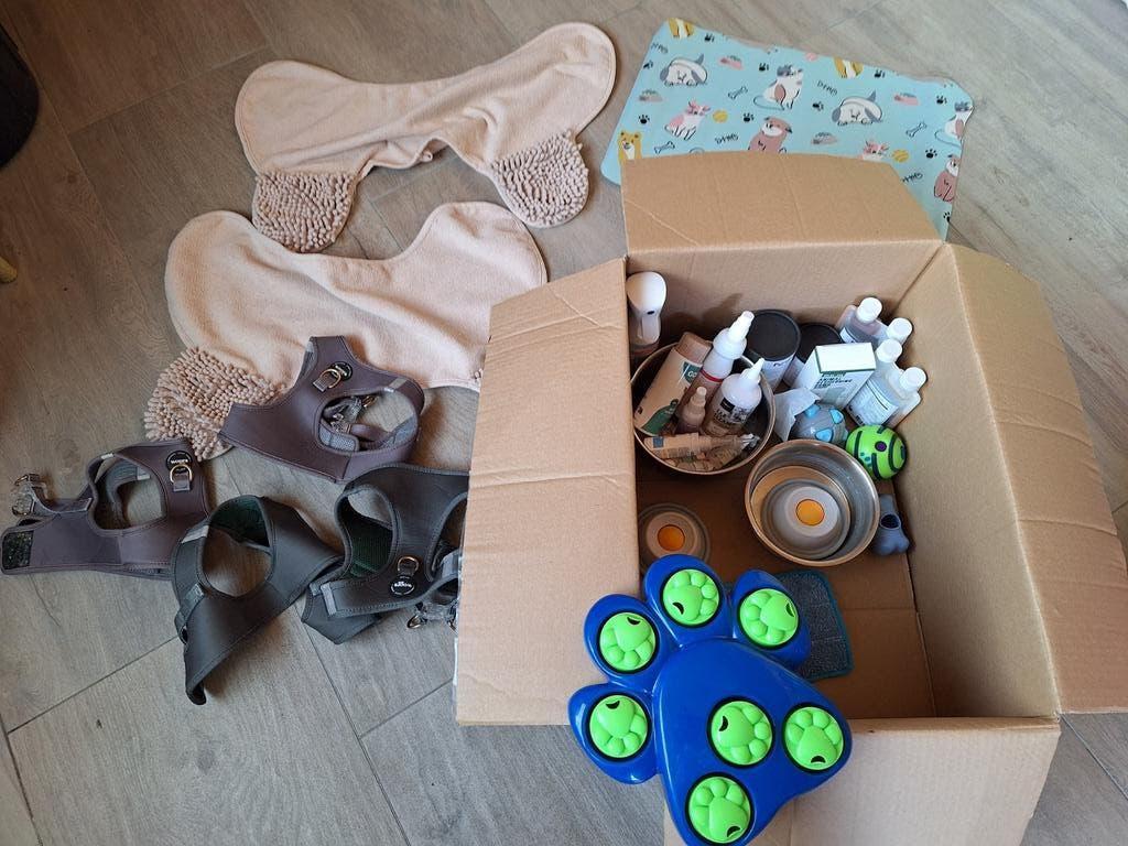 Doos hondengerief, 4 x harnas, afdroogdoek, speeltjes, enz,, Ophalen, Zo goed als nieuw