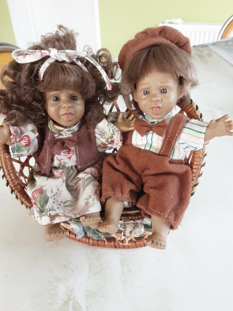 2 popjes 
En zeteltje, Ophalen of Verzenden