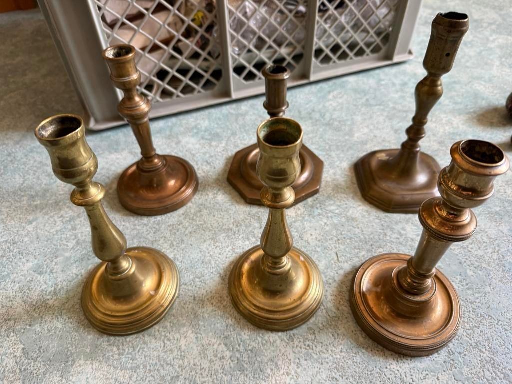 Lot van zes oude koperen kandelaars, Ophalen of Verzenden