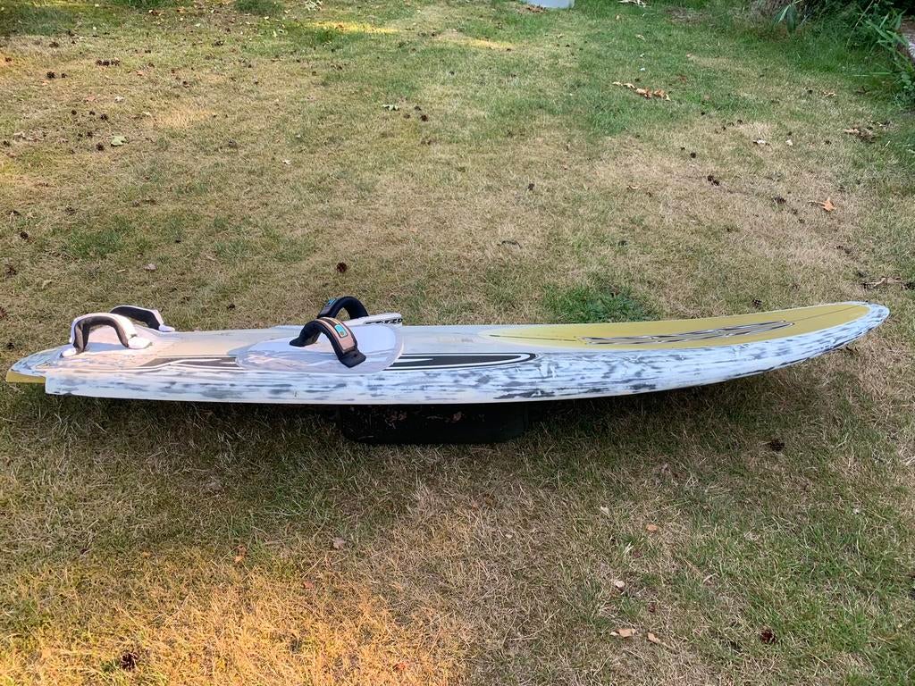 Slalom rouge, Sports nautiques & Bateaux, Planche à voile, Utilisé, Planche, 250 à 300 cm, Avec aileron(s), Avec sac de transport