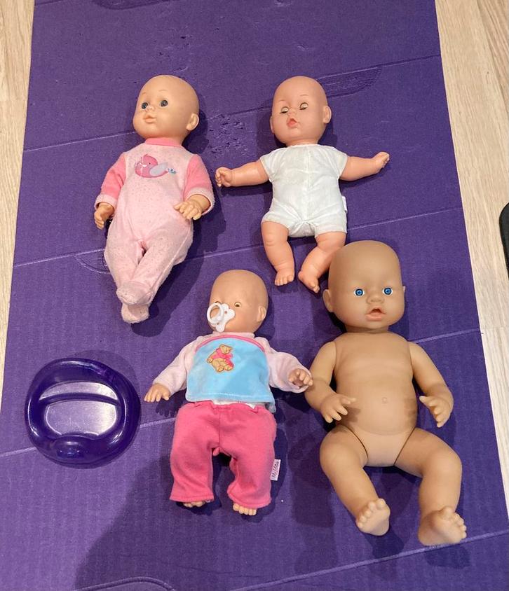 4 poppen met wiegje, badje, kledij en accessoires, Kinderen en Baby's, Speelgoed | Poppen, Gebruikt, Babypop, Ophalen