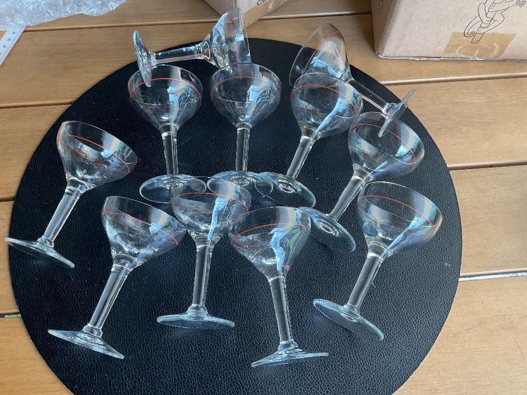 11 stuks zeer oude jeneverglaasjes met rood lijntje, Ophalen of Verzenden