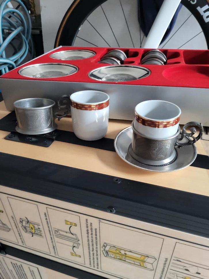 12 Porseleinen kopjes van Monopoli 48, Antiek en Kunst, Antiek | Porselein, Ophalen