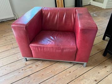 Leuke rode leren fauteuil in goede staat beschikbaar voor biedingen