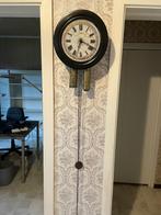 Een oude ronde wandklok. Met slinger en gewichten., Antiek en Kunst, Ophalen of Verzenden
