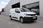 Peugeot Partner Als nieuw * ruitjes * trekhaak * (bj 2022), Auto's, Bestelwagens en Lichte vracht, Voorwielaandrijving, Gebruikt