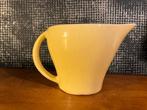POT À LAIT JAUNE VICTORIA VAN BOCH. HAUTEUR : 9 CM, Enlèvement ou Envoi