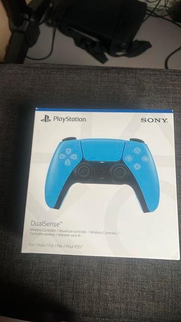 Blauwe ps5-controller beschikbaar voor biedingen