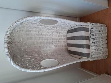 Witte rotan stoel beschikbaar voor biedingen