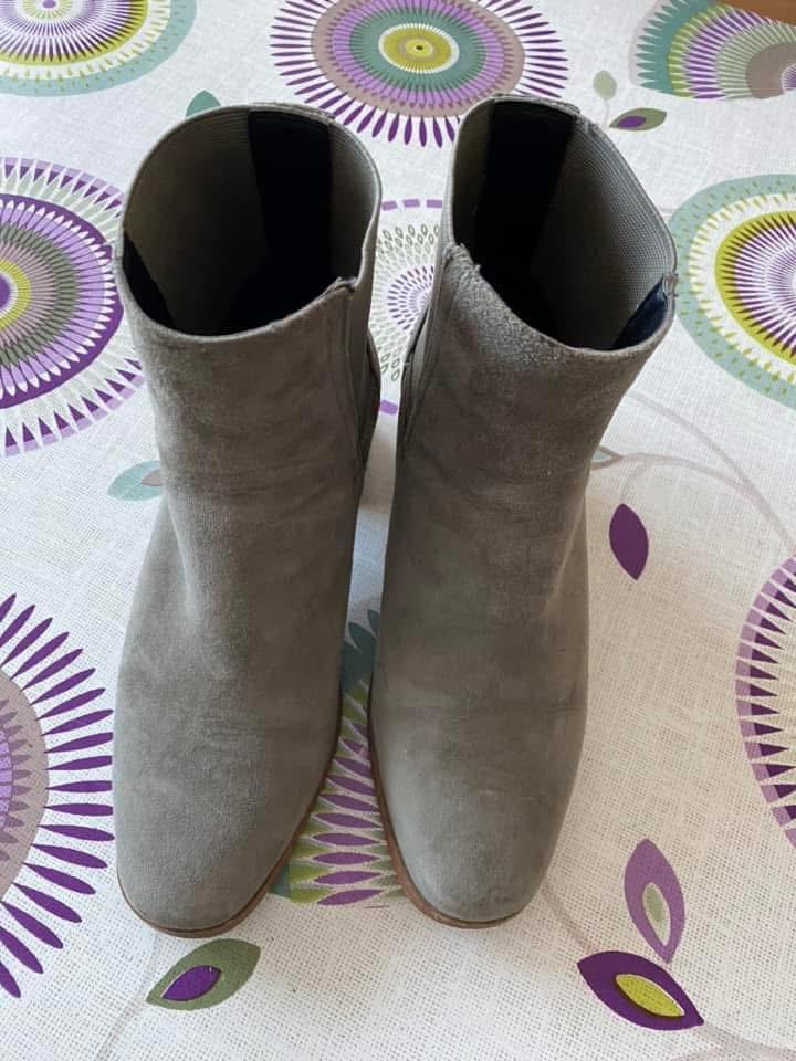 Bottillons 𝘳𝓲ꪜꫀ𝘳 𝓲𝘴ꪶꪖꪀᦔ gris en daim pointure, Kleding | Dames, Schoenen, Zo goed als nieuw, Lage of Enkellaarzen, Overige kleuren