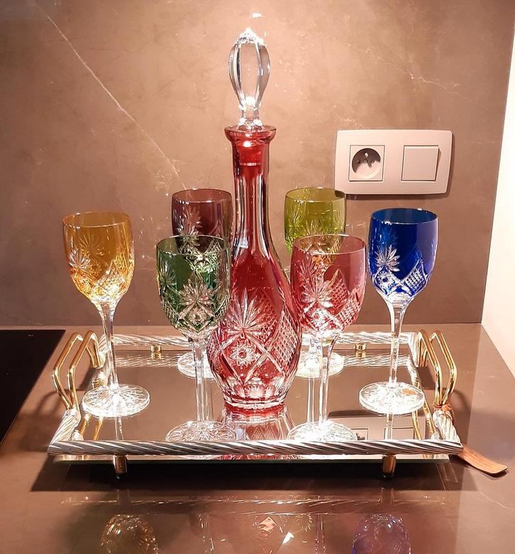 Verres en cristal et carafe sur un plateau., Maison & Meubles, Accessoires pour la Maison | Plateaux, Neuf, Autres matériaux, Enlèvement