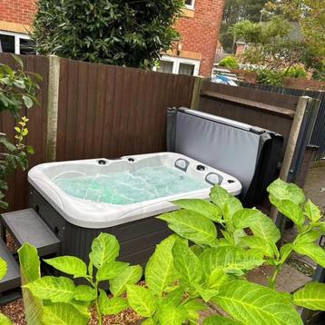 Detendez vous dans ce jacuzzi exterieur pour 3 personnes pou