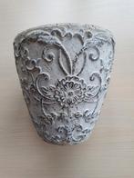 Grijze stenen bloempot / vaas met reliëfdecoratie., Huis en Inrichting, Woonaccessoires | Vazen, Zo goed als nieuw, Ophalen