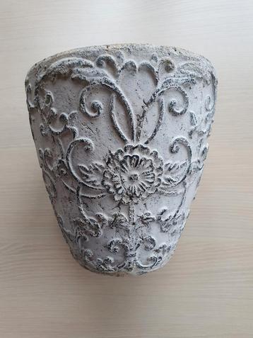 Grijze stenen bloempot / vaas met reliëfdecoratie.