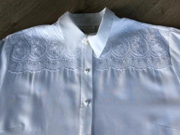 Witte blouse maat 50 beschikbaar voor biedingen