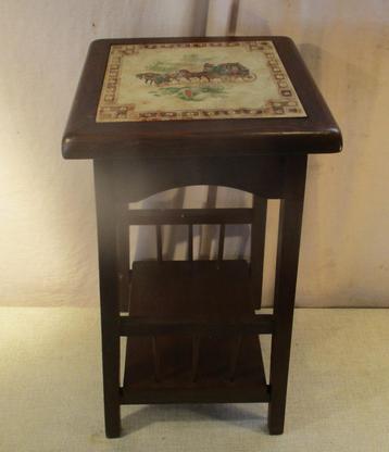 Mooie Retro Piedestal in hout en met tegelblad - 26x26x51 beschikbaar voor biedingen