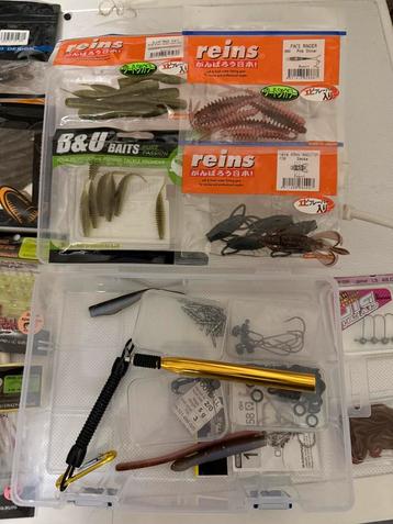 Boite avec differentes pochettes de leurres bass beschikbaar voor biedingen