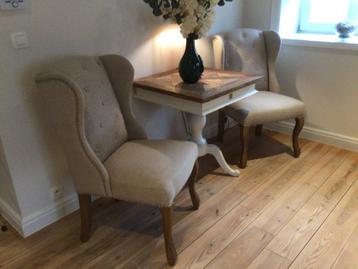 Tafel met twee stoelen . Maison Riviera beschikbaar voor biedingen